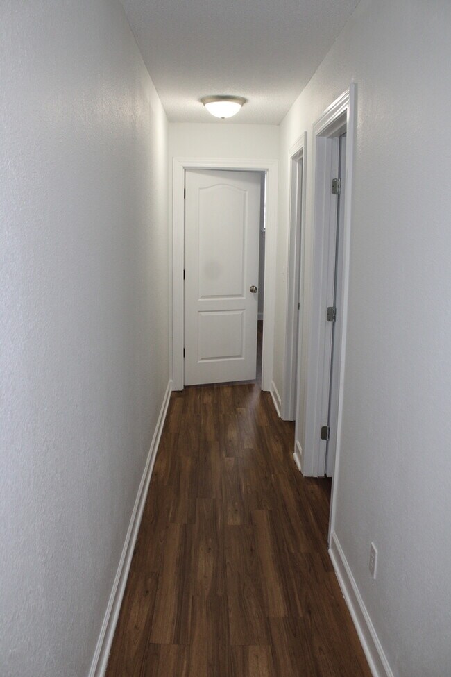 Building Photo - Beautiful 3 bedrooms and 2.5 baths with vanity in ALL ELECTRIC townhome in Blue Springs, MO