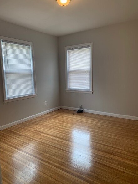 Building Photo - 657 W 44th St