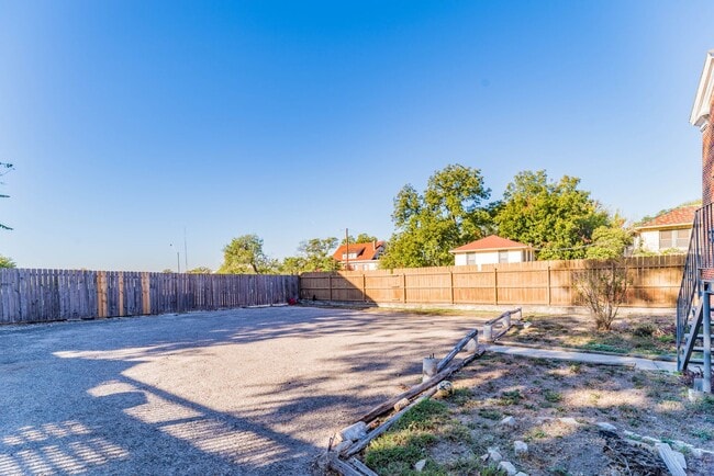 Building Photo - 706 W French Pl