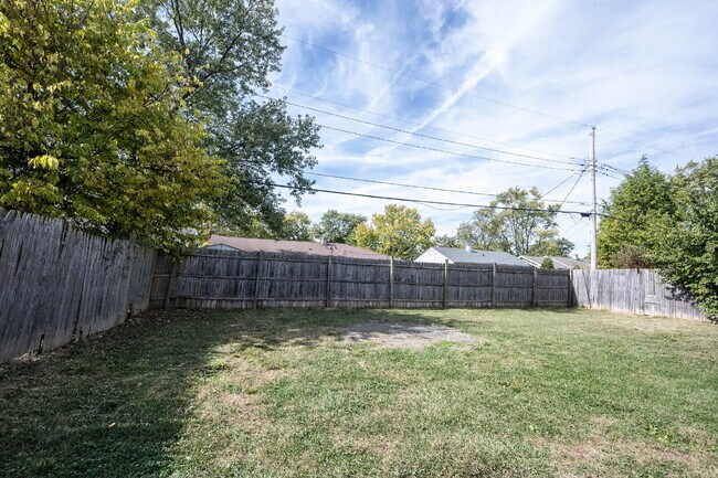 Building Photo - "Charming 3-Bed, 2-Bath Retreat in Indiana...