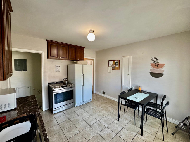 Building Photo - 2577 S 700 E