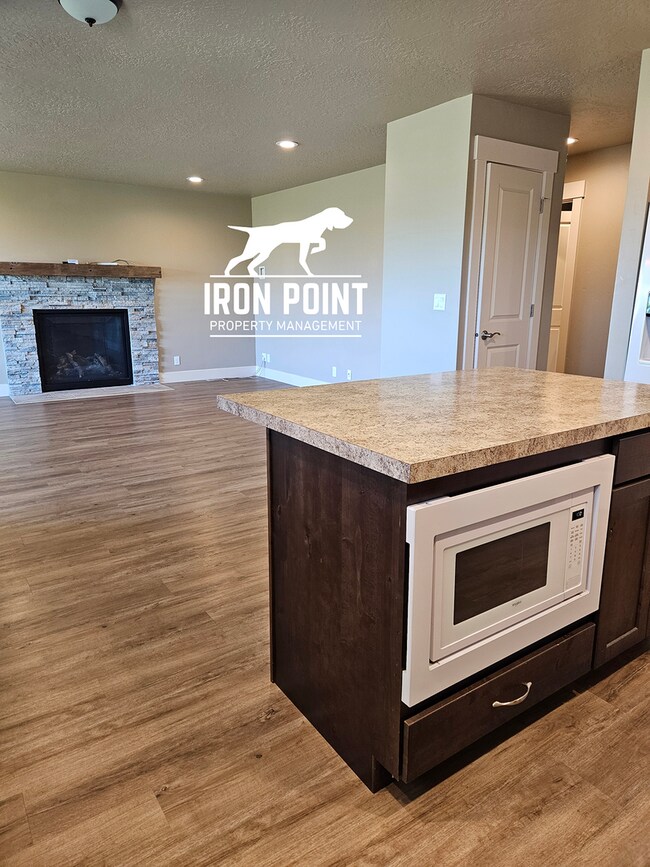 Building Photo - 2bed/1bath w/2 car garage & all appliances included.
