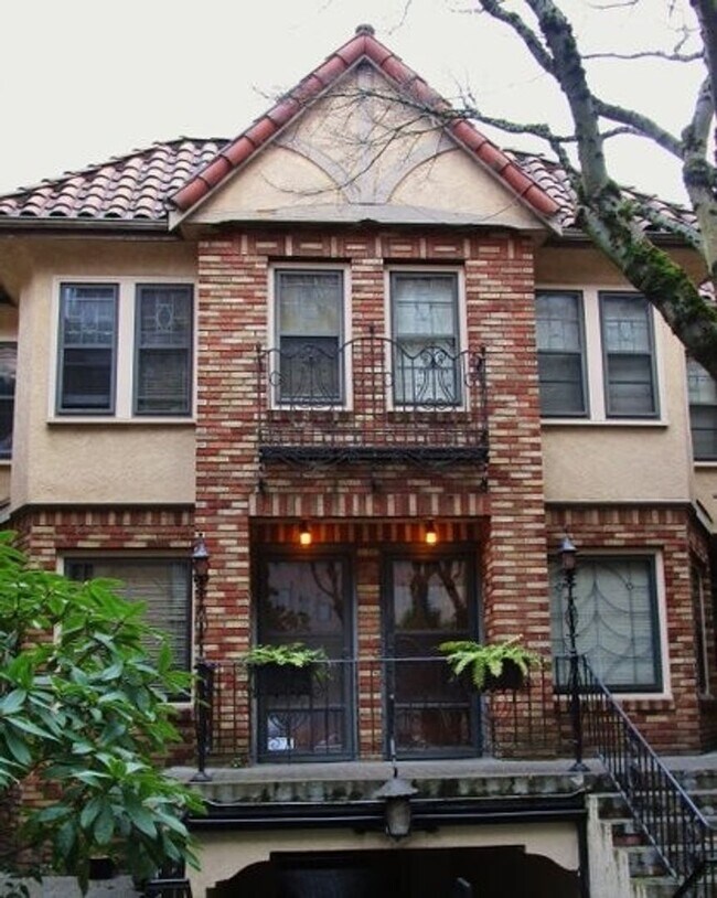 Building Photo - *Winter Specials* 1931 West Hills Two Bedroom Townhouse Available Now!