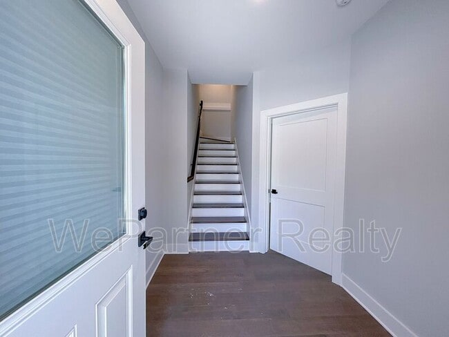 Building Photo - 1085 Adam Cir