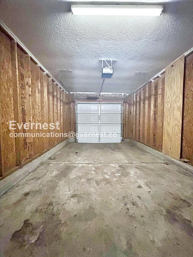 Building Photo - Limited Time Special Offer / 3 Bed, 2 Bath Home with Attached Garage and Hookups