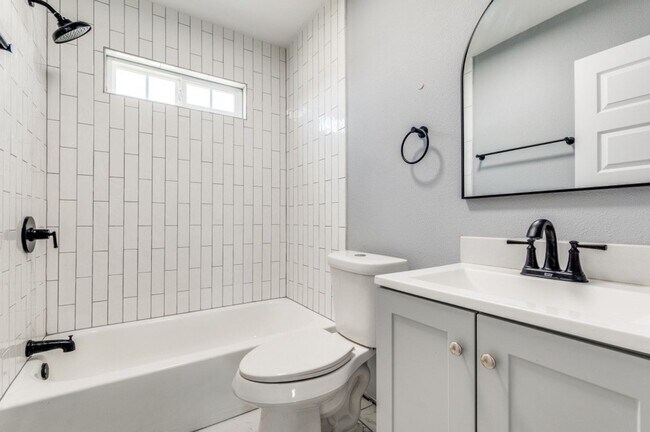 Building Photo - Leacrest Duplex