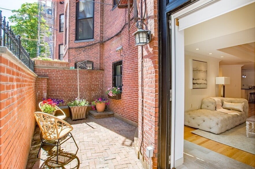 Building Photo - 388 Marlborough St