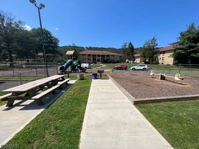Building Photo - 401 US-22