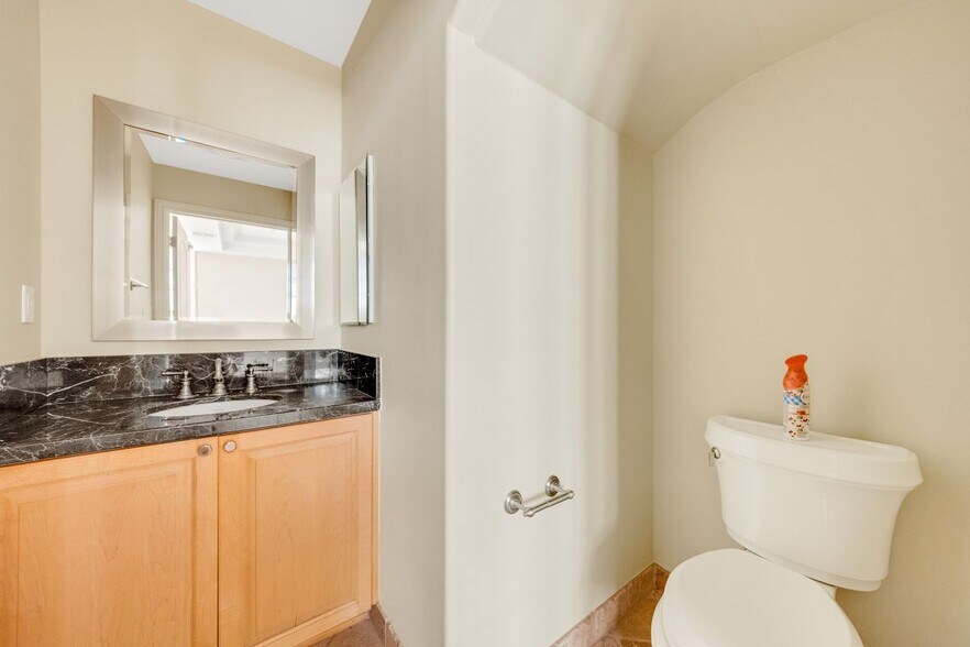 Building Photo - 985 N Michillinda Ave