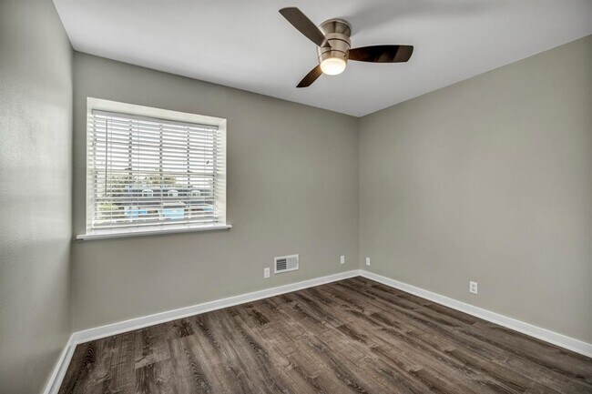 Building Photo - 2808 Skyway Cir