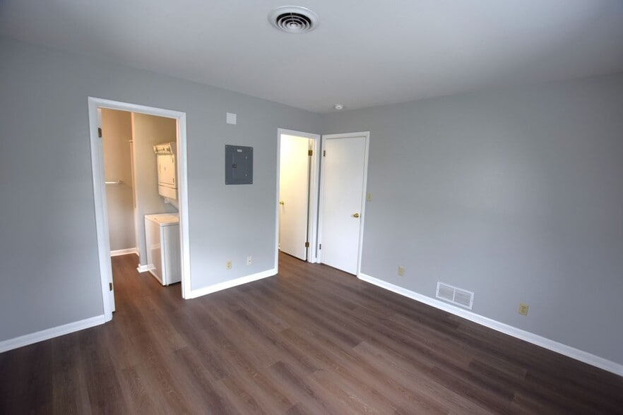 Building Photo - 13 SE 2nd St