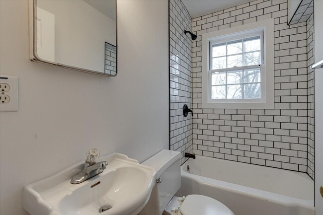 Building Photo - Charming East Ridge Rental – Spacious Yard, Updated Features & Pet-Friendly Living!