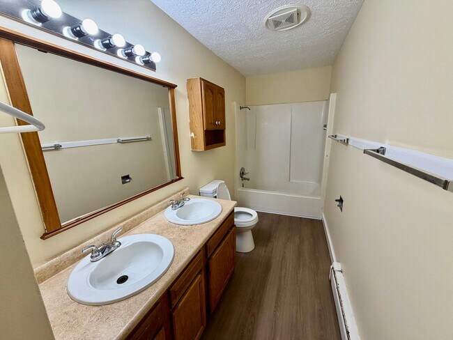 Building Photo - 607 Hillview Dr