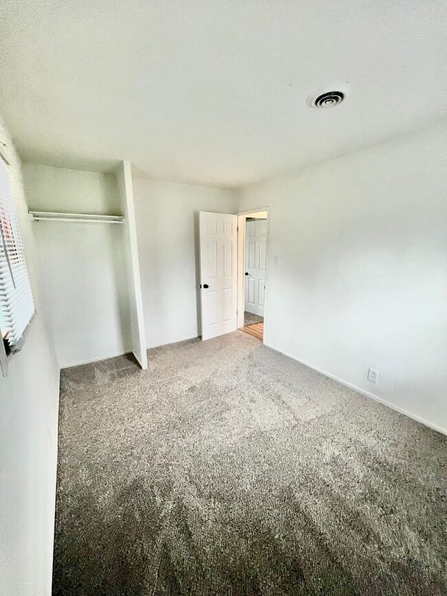 Building Photo - New Listing! 3 bedroom House!