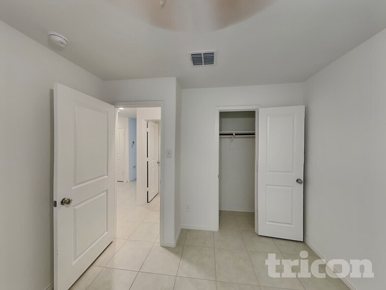 Building Photo - 2602 Vavra Ln