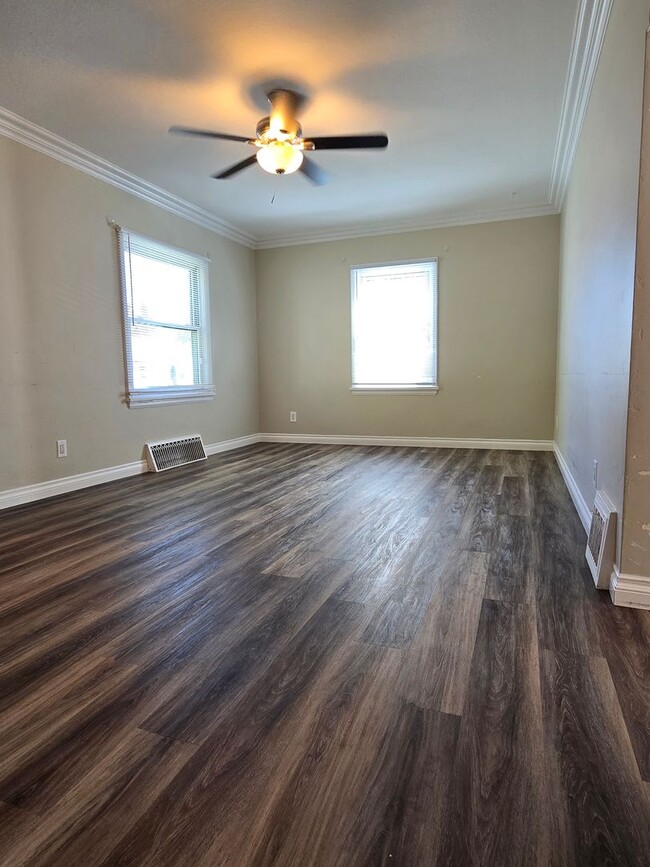 Building Photo - Adorable Centrally Located, Renovated Home...