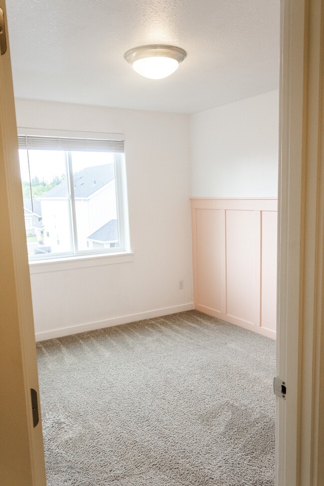 Building Photo - 289 NE Arrowhead Dr