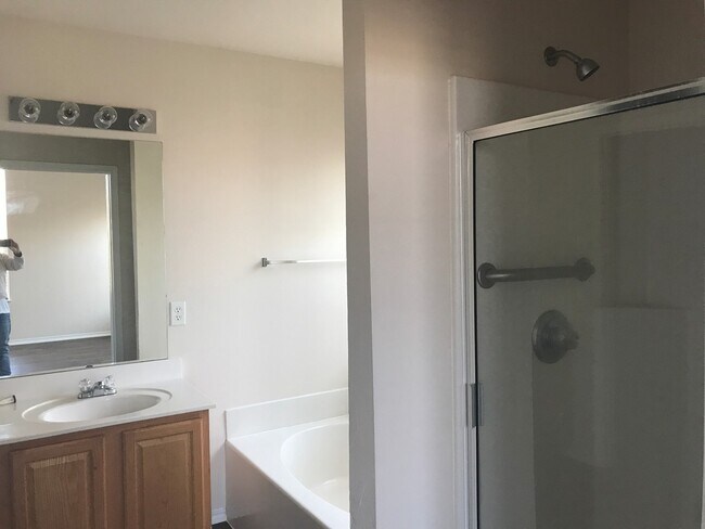 Building Photo - 4/2/2 Fenced yard NORTH LONGVIEW