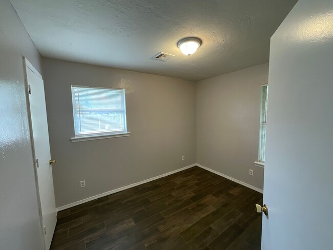 Building Photo - 2 Bed 1 Bath
