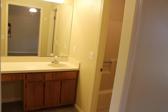 Building Photo - 2138 Edgewood Dr