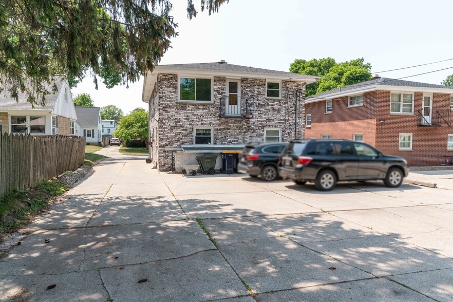 Building Photo - 2114 S 96th St