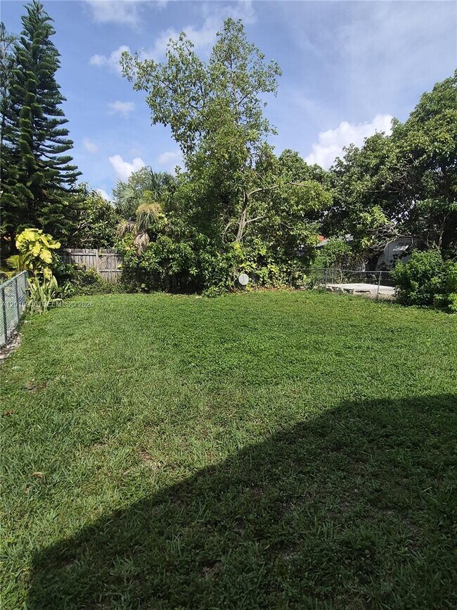 Building Photo - 2018 SW 58th Ct