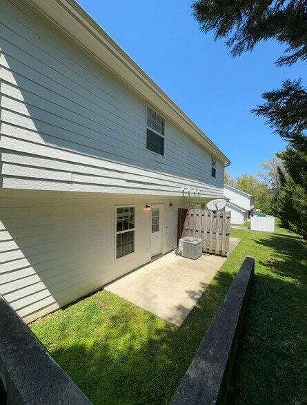 Building Photo - 1126 Maple Tree Ln