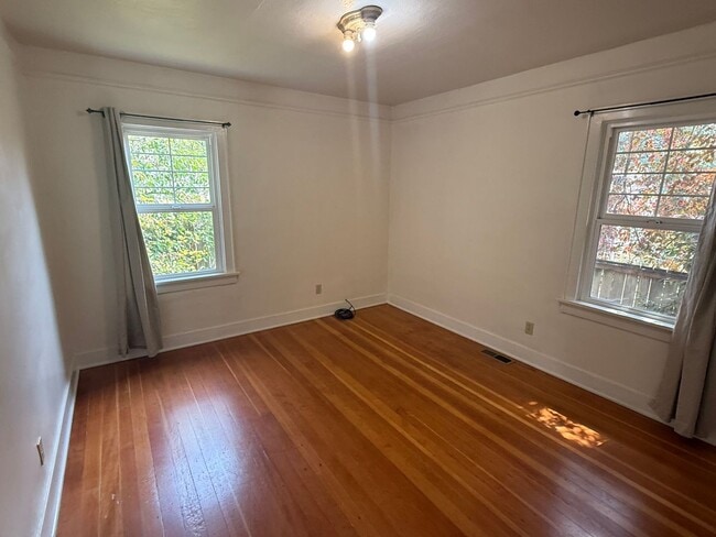 Building Photo - Charming 2BR/1BA Campus House
