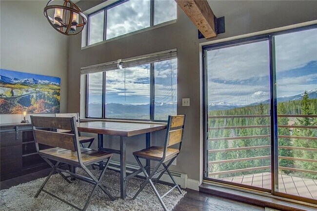 Building Photo - Buffalo Ridge - Spacious unit with Wifi, Covered Parking & Clubhouse