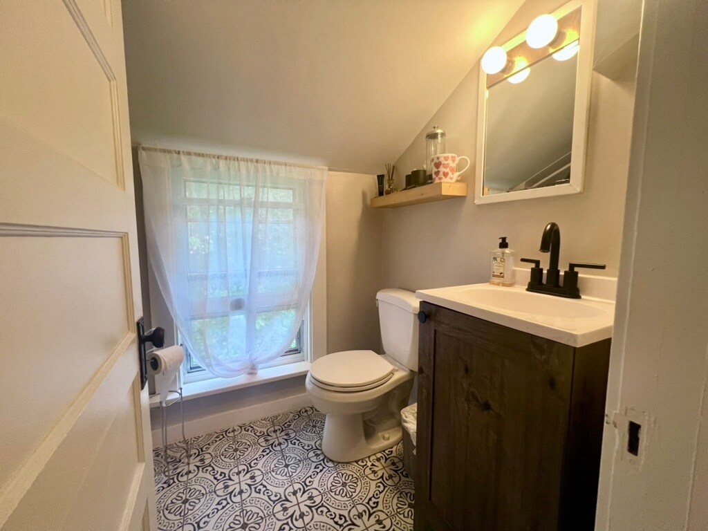Bath - 819 1/2 Carney Ave