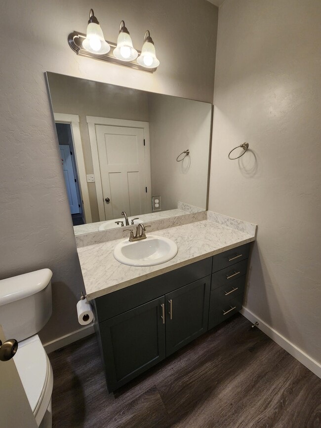 Building Photo - 422 E 13th St