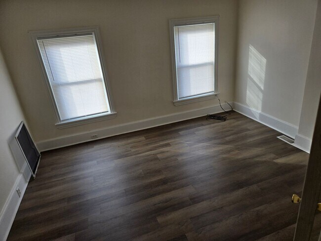 Building Photo - 3 Bedroom 1 Bathroom Townhouse