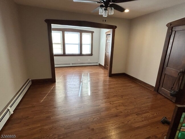 Building Photo - 256 E 7th St