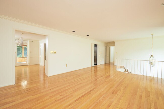 Building Photo - Sparkling and Spacious