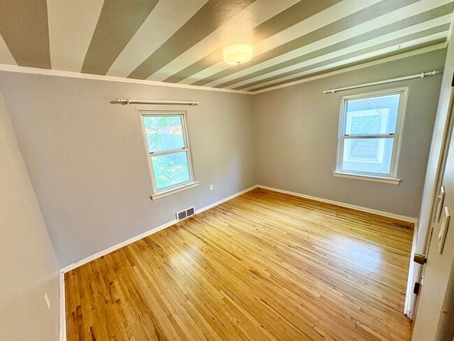 Building Photo - 4 Bedroom 2 Bathroom house