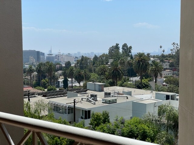 Building Photo - 2222 N Beachwood Dr