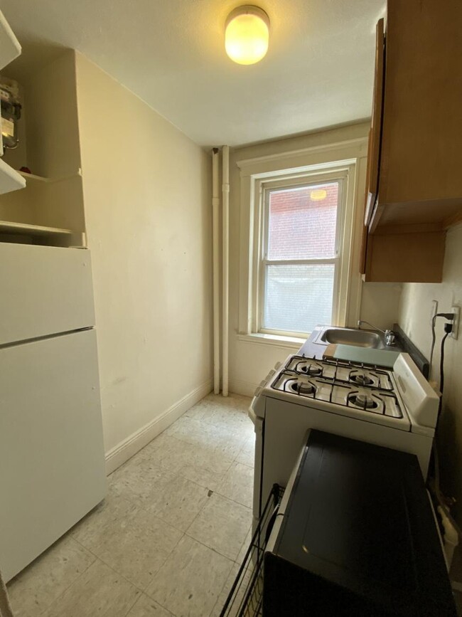 Building Photo - bedroom in Boston MA 02134