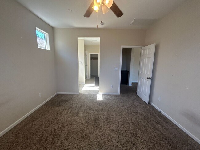 Building Photo - 518 Samuel Way