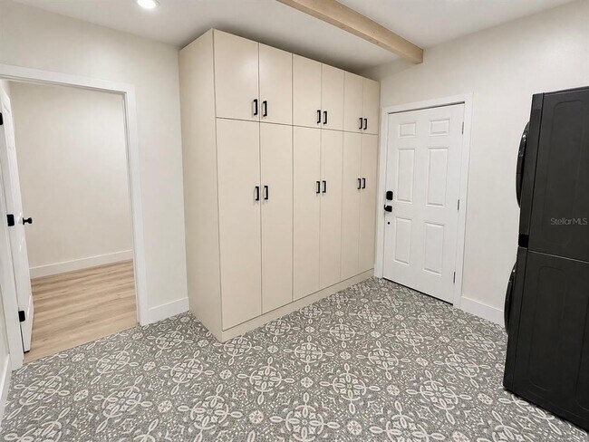 Building Photo - 8 E Cypress St