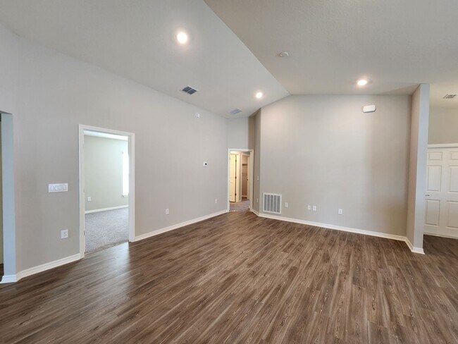 Building Photo - LIKE NEW!!! 4-Bedroom, 2-Bathroom in Villamar Winter Haven