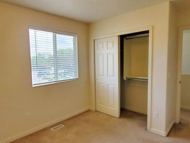 Building Photo - 2 Bd 1.5 Bath Duplex in Milcreek