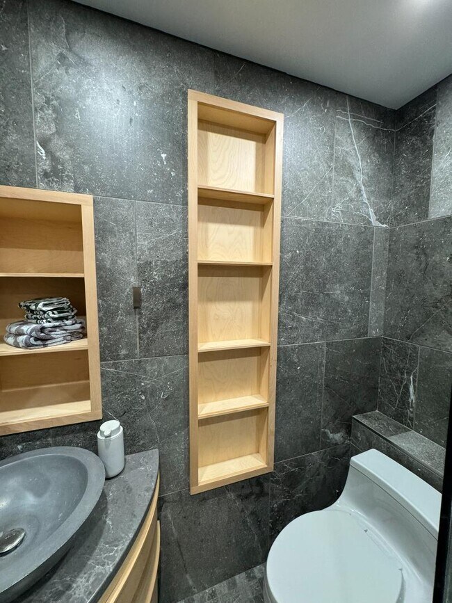 Building Photo - 1525 N Front St