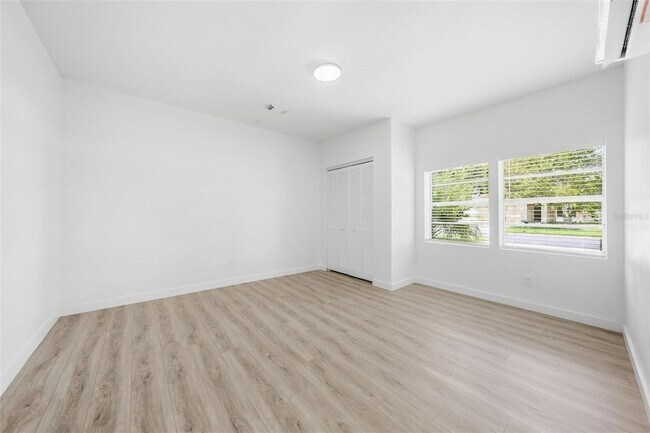 Building Photo - 515 Floral Dr