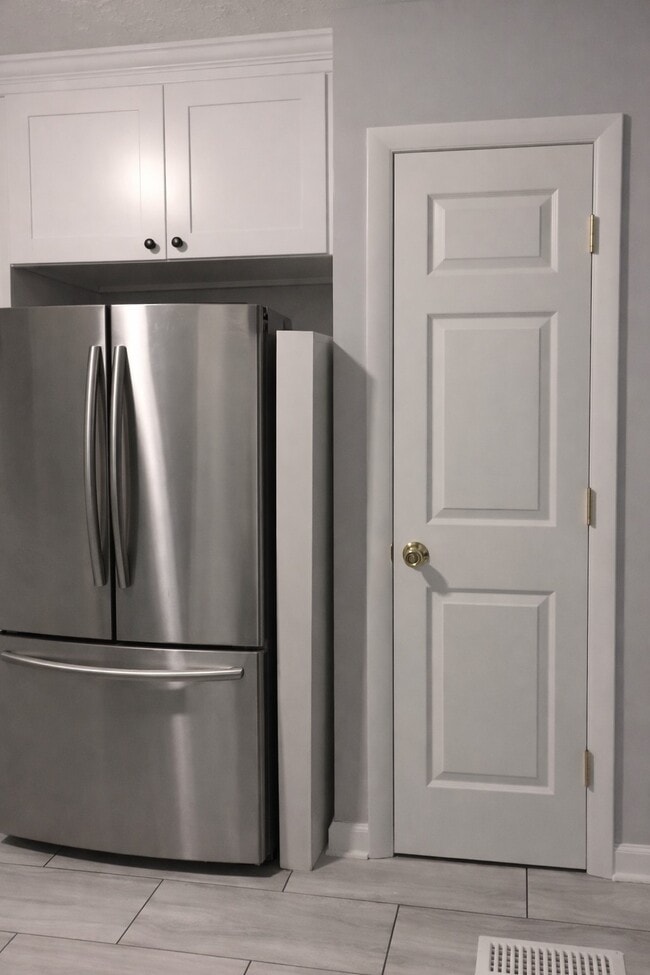 Building Photo - 734 Burgess Ave