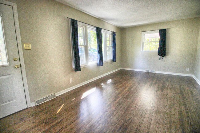Building Photo - Super Southwest Durham home with fenced in...