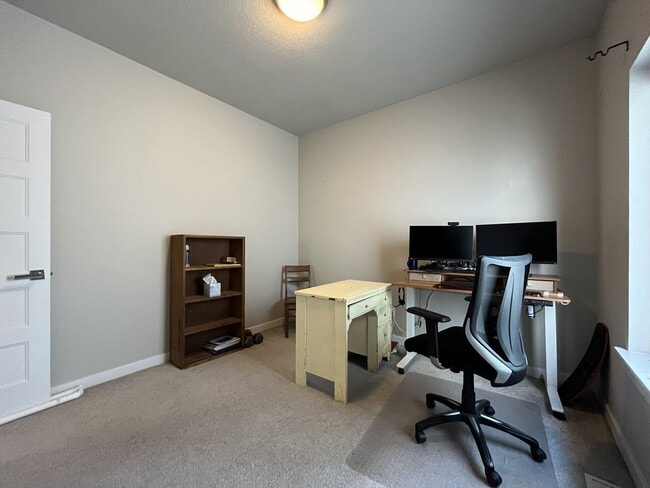 Building Photo - Spacious 2,511 Sq Ft Wilsonville Townhome with Vaulted Loft, Modern Kitchen & Attached Two-Car Ga...