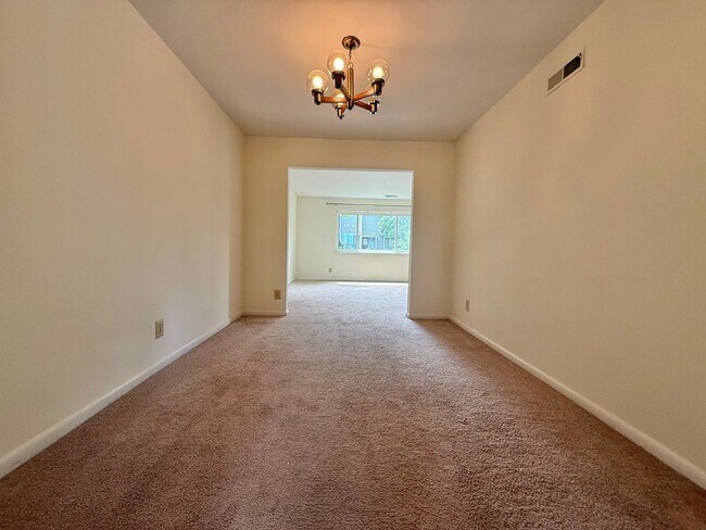 Building Photo - 319 Harvest Dr