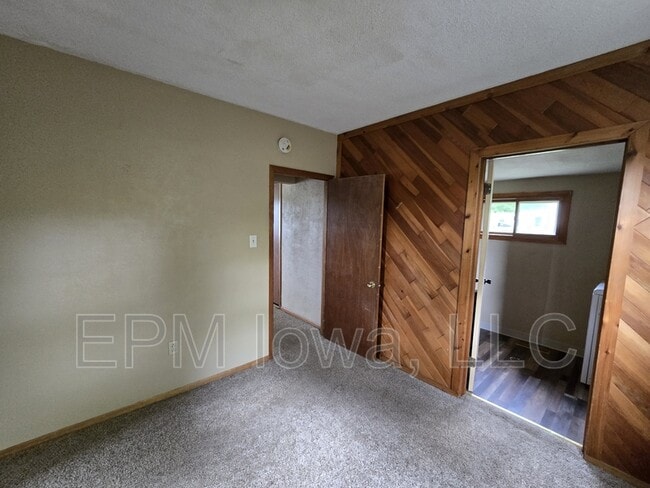 Building Photo - 4037 Vine Ave SE