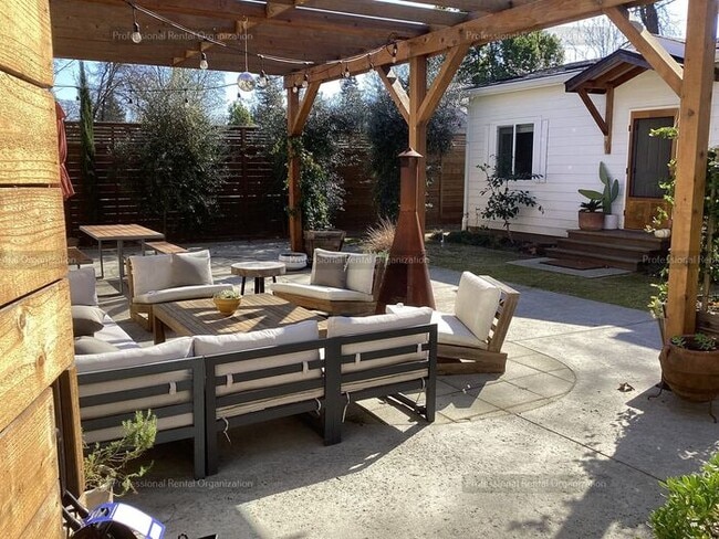 Building Photo - Wine Country Living at Its Finest