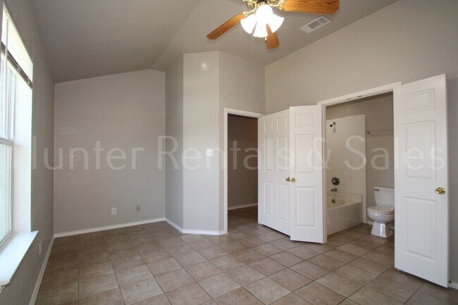 Building Photo - Modern Comforts & Great Location – Elms Ru...